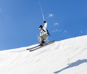 开云体育下载-绝境中的怒吼，当土耳其的星月照亮巴黎的夜空