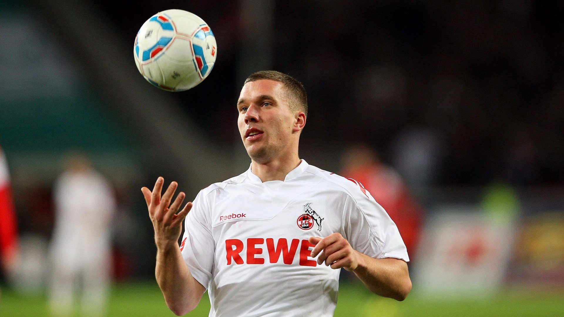 本泽马F1首秀接管比赛，巴萨式悬念终结令牙买加赛道窒息